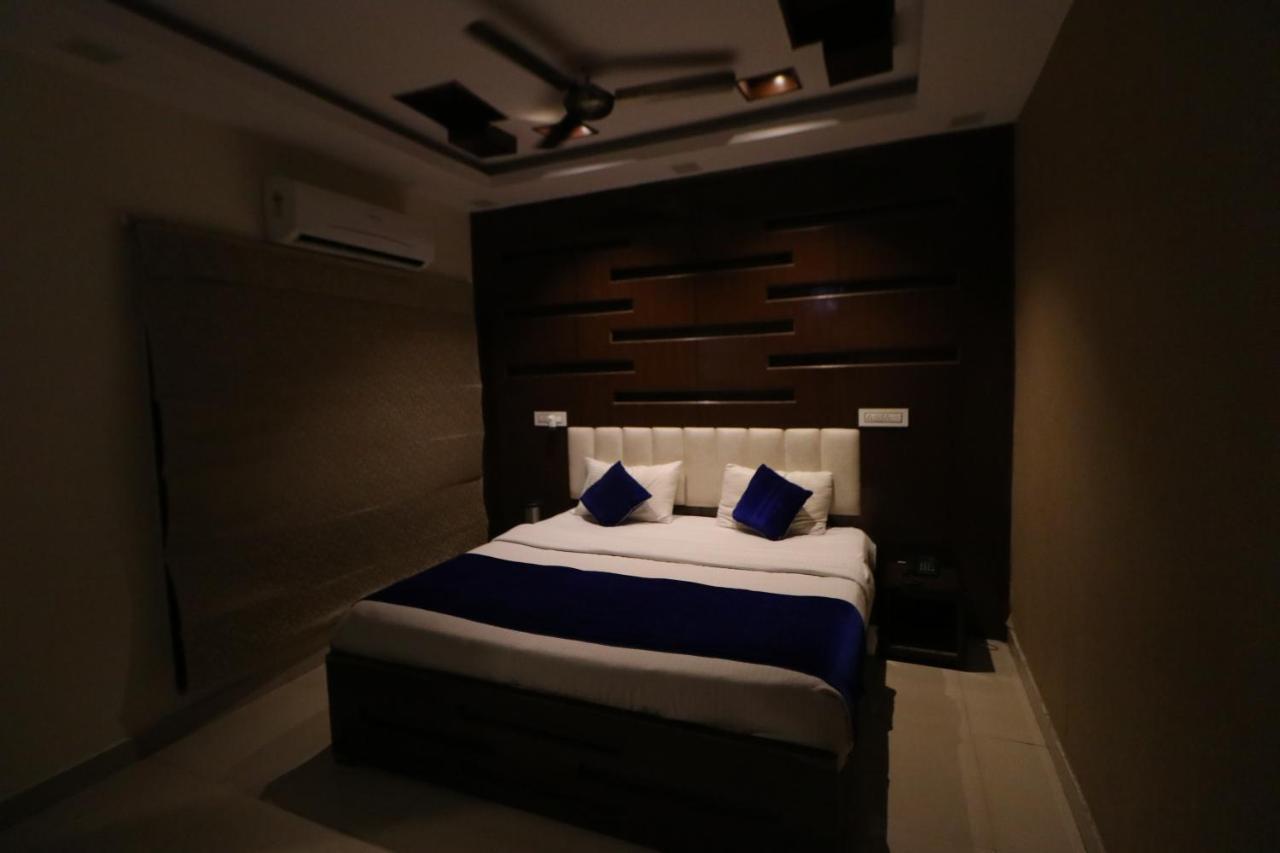 Hotel Eurasia Mohali International Airport Zirakpur Екстериор снимка